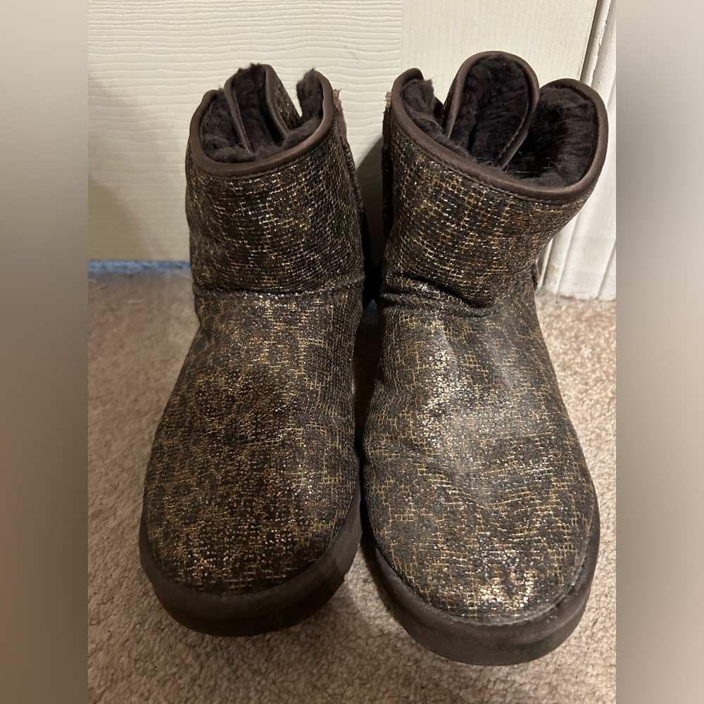 Brown Ankle Boot Uggs women’s size 8. Previously loved. Slip in boots.